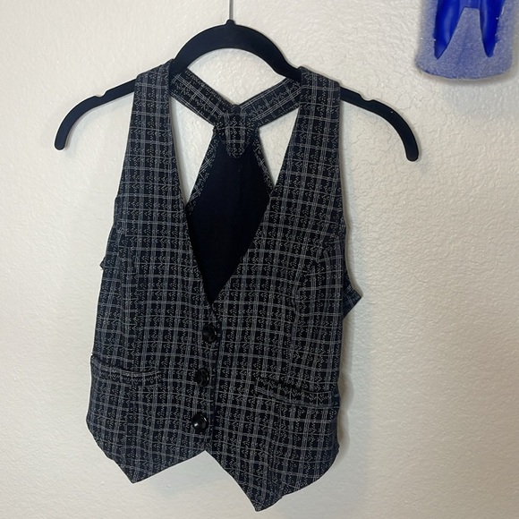 🖤Super Cute Black And White Vest🖤 - Picture 3 of 8